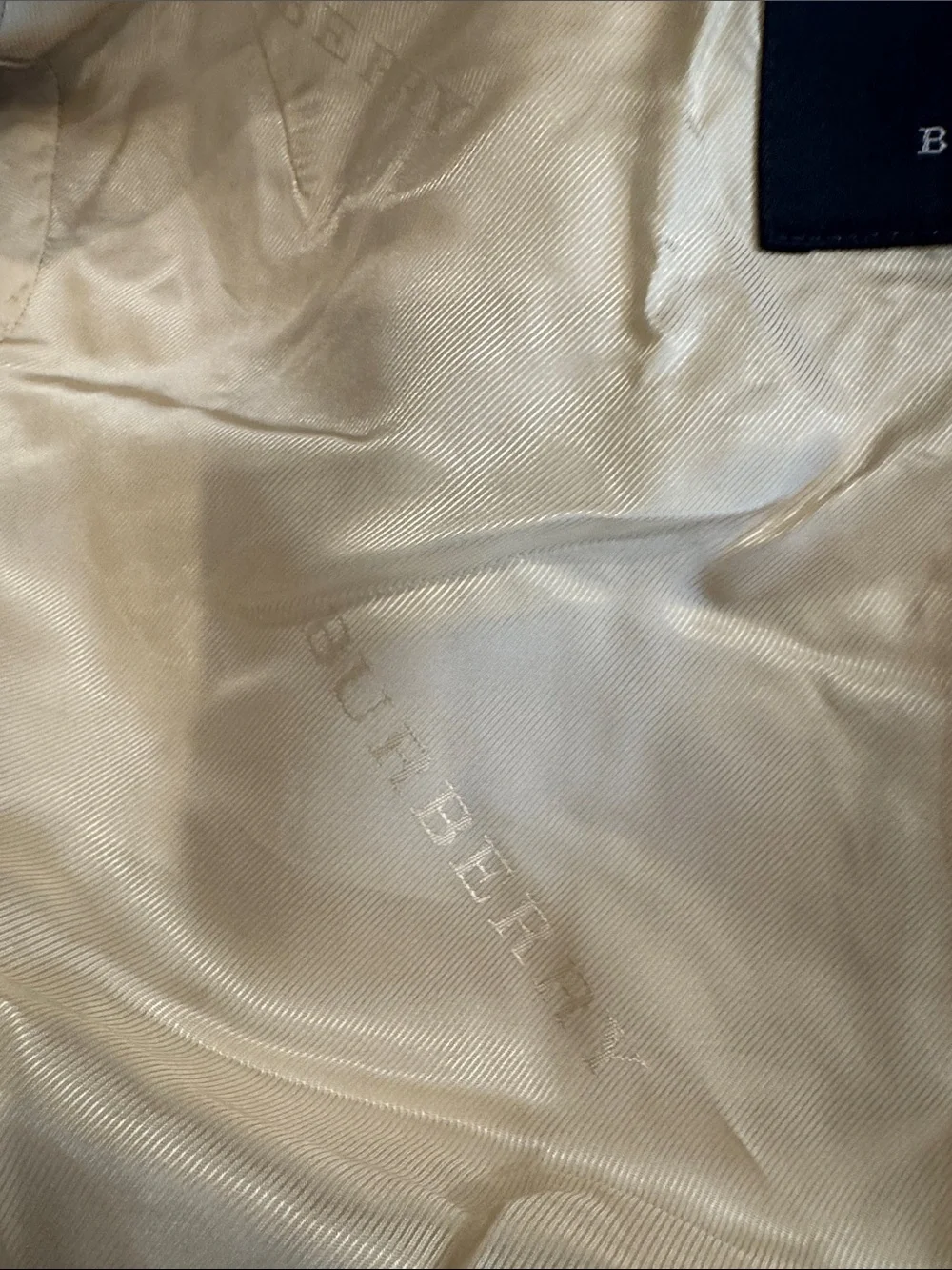 Authentic Burberry Beige Women's Trench Coat with Belt - Picture 12 of 15
